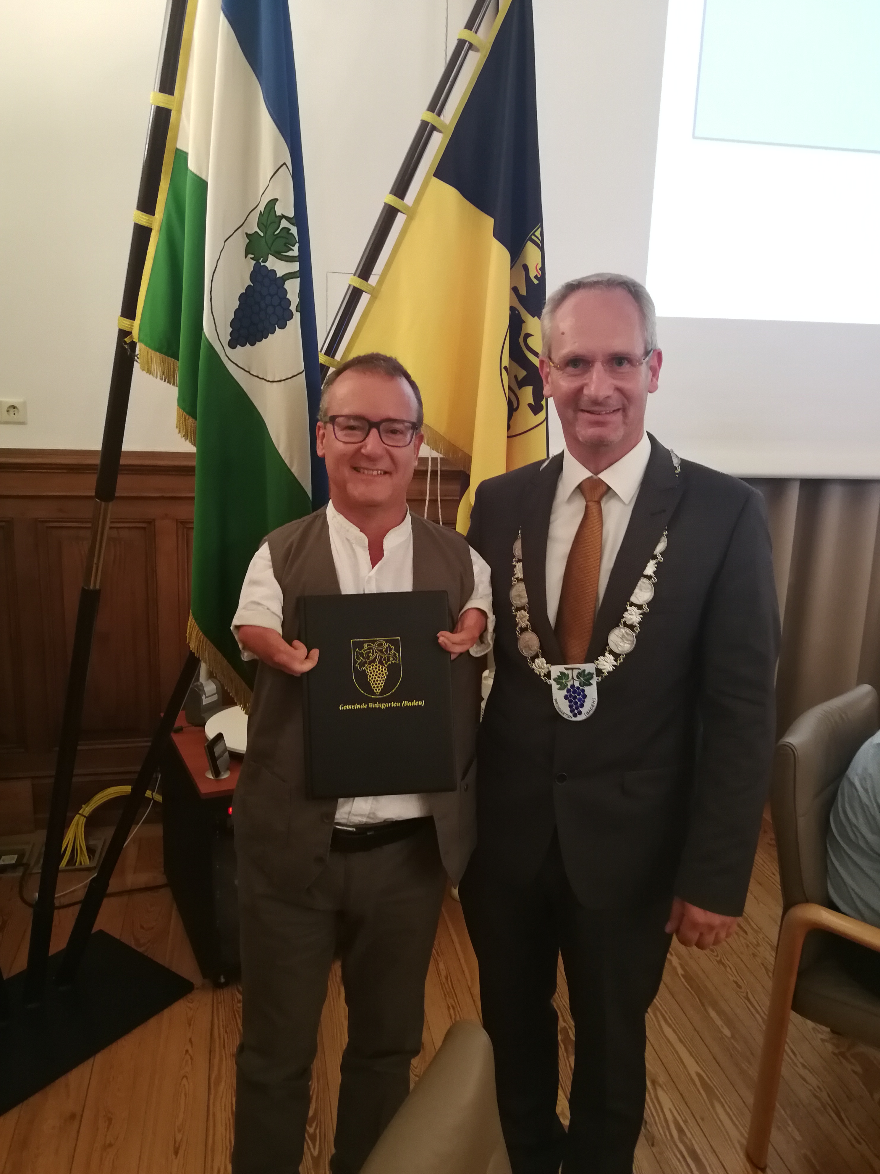 Jörk Kreuzinger wird von Bürgermeister Bänziger als Gemeinderat vereidigt